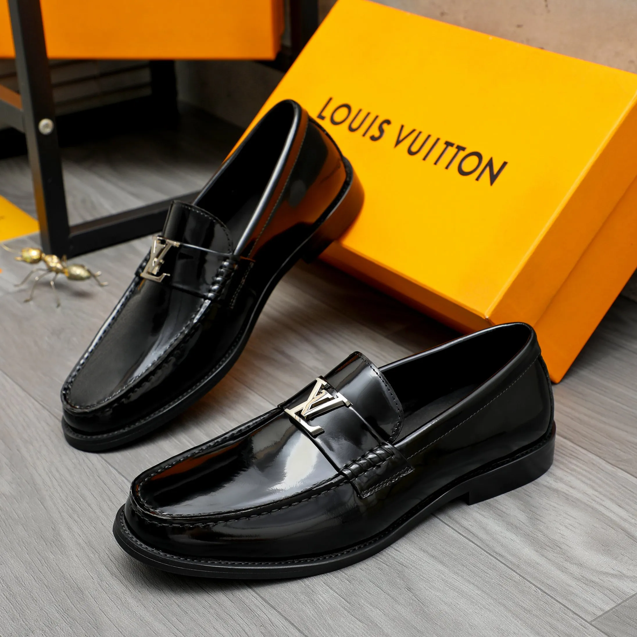 Men's shoes 💰442 Product trademark: LV "Louis Vuitton" business slip-on leather shoes Regular size: 38-46 (45.46 custom-made, non-returnable) Product materials: Selected patent cowhide upper, cowhide lining, original rubber outsole
